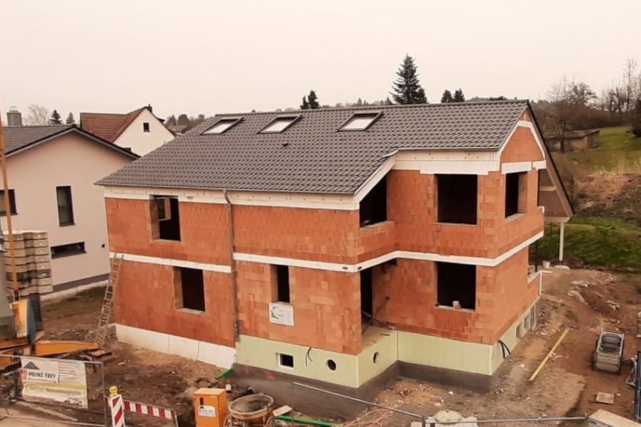 Neubau eines Einfamilienwohnhauses mit Einliegerwohnung und Doppelgarage in Wilferdingen.
